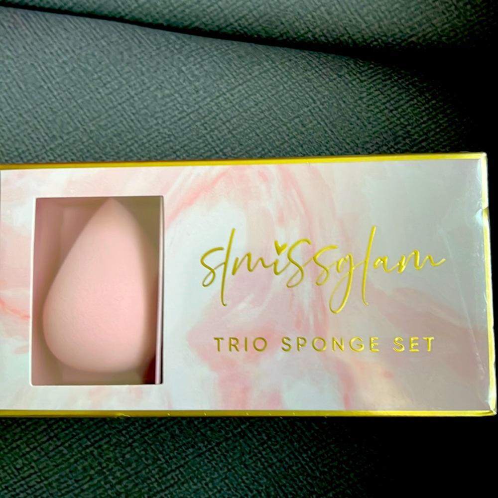 Slmissglam pro blending sponges. 

LATEX -FREE, HYPOALLERGENIC + USE DAMP OR DRY